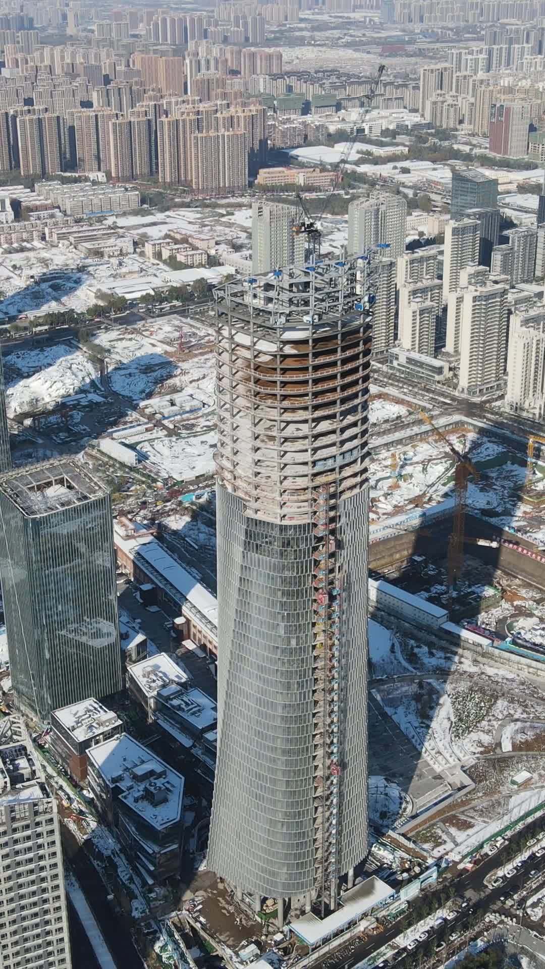 高楼建设中的冬季城市