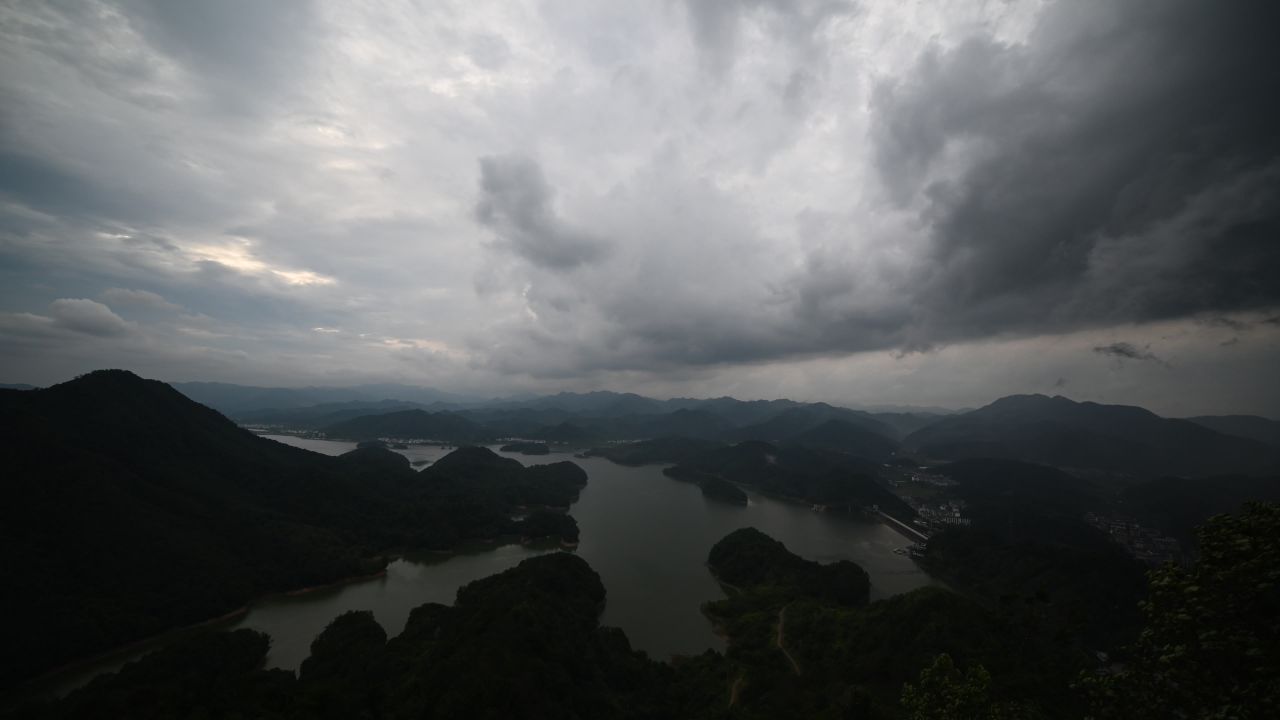 高山湖泊上的暴雨