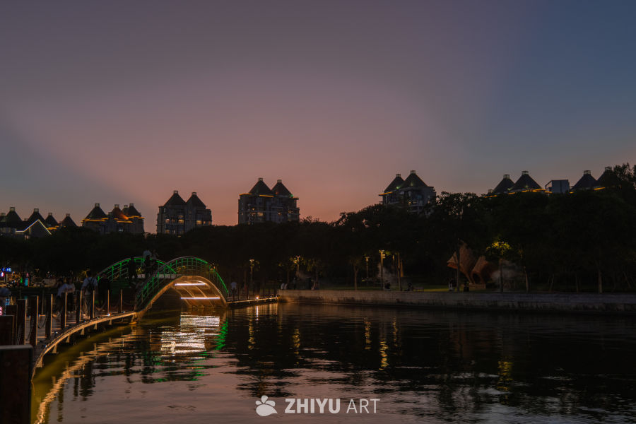 夜幕下的光影桥