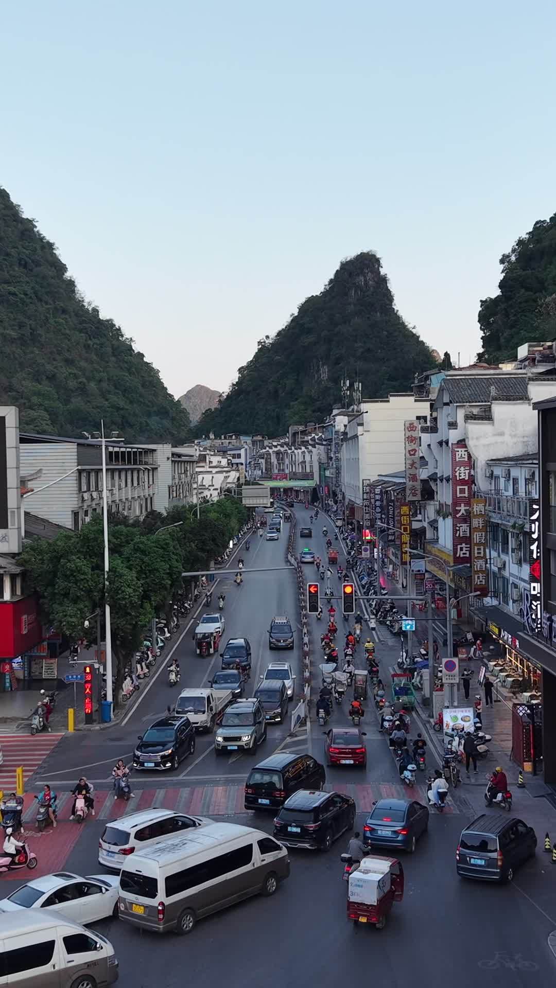 竖版航拍傍晚阳朔县城风光 