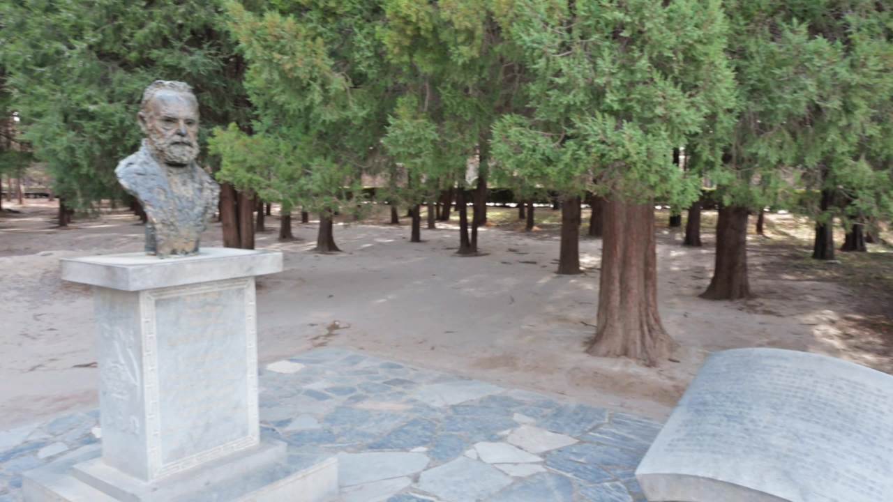 维克多·雨果塑像 圆明园遗址公园