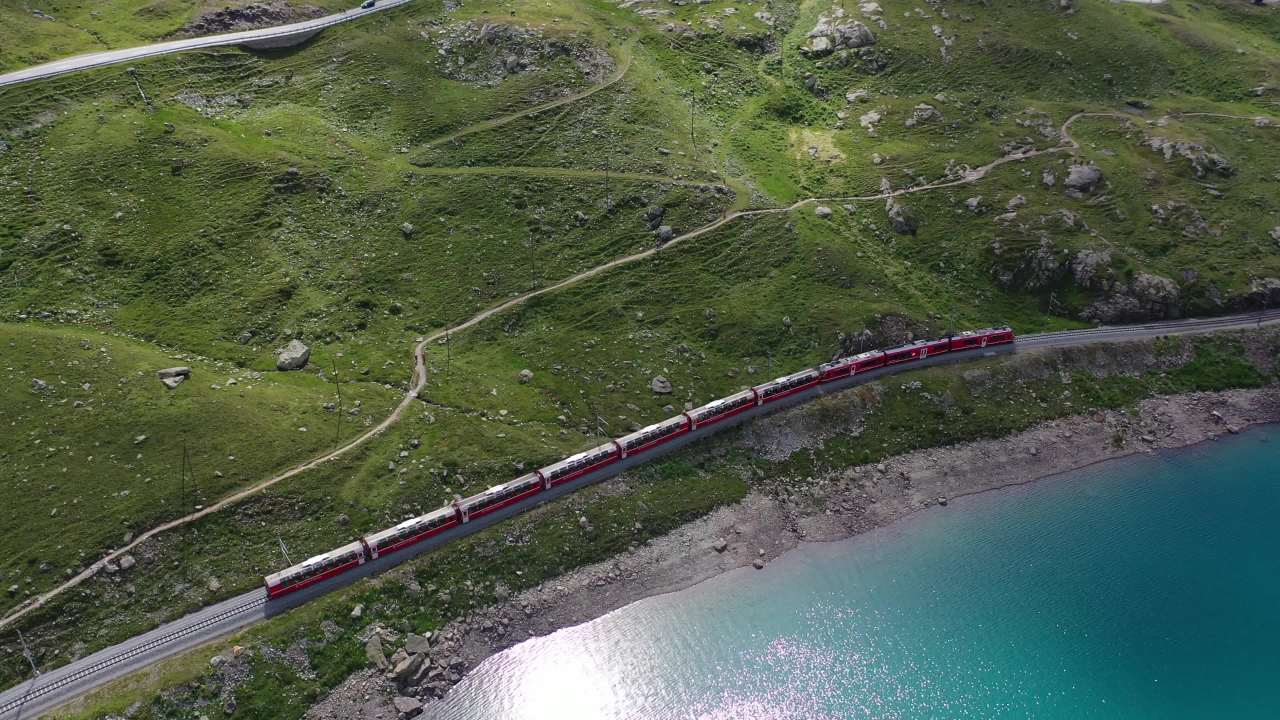 湖畔绿意盎然的火车之旅