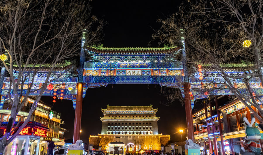 夜幕下的古街牌坊