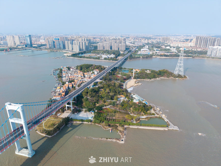 跨河大桥与城市风光