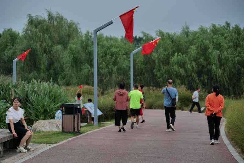 喜迎国庆 国庆 五星红旗迎风飘扬 人与自然 1