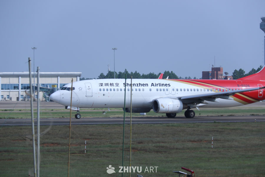 深圳航空飞机在机场跑道上