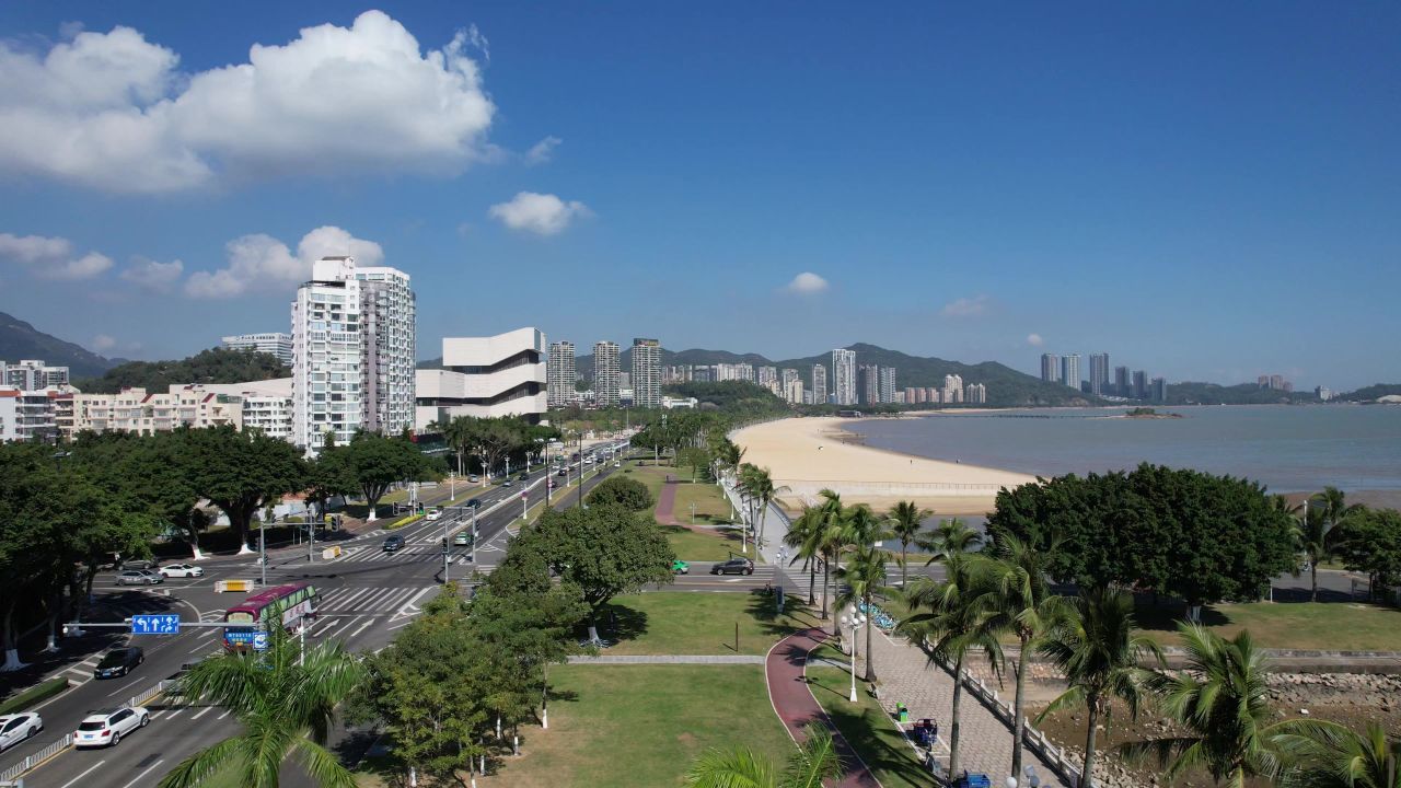 广东珠海情侣公路海边沙滩城市蓝天白云航拍 