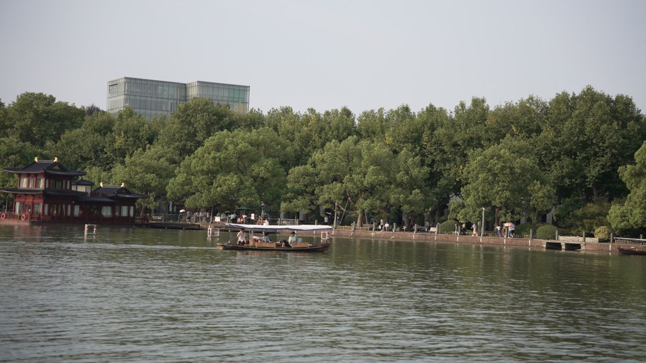 杭州西湖边游客划船