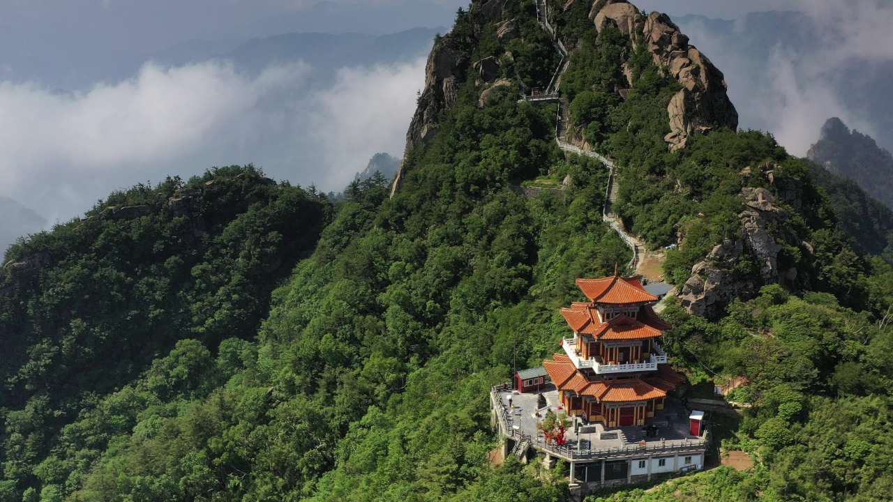 云端寺庙：静谧的山间仙境