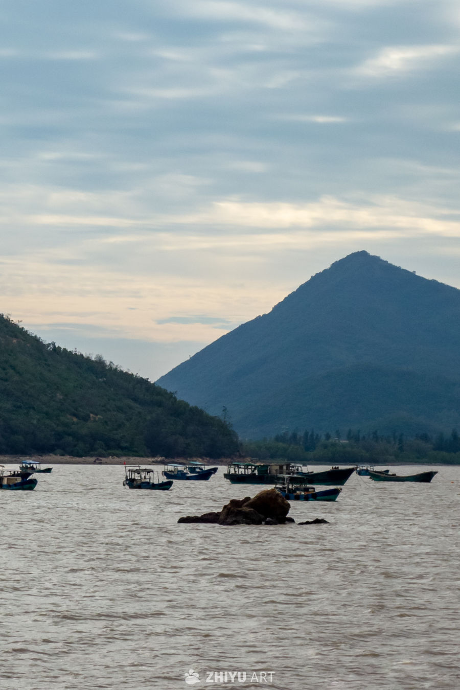 山水间的渔船静泊