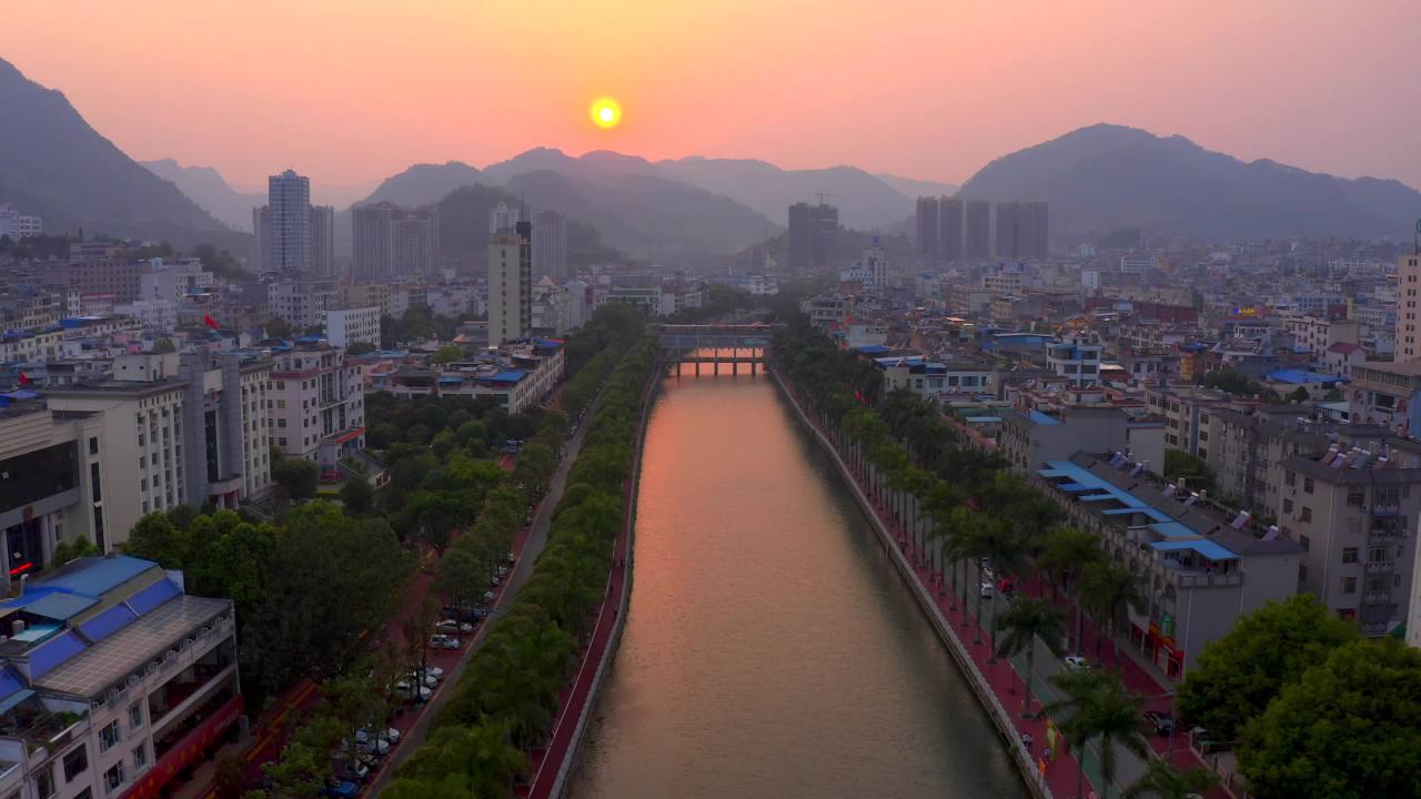 日落时的城市河流风光