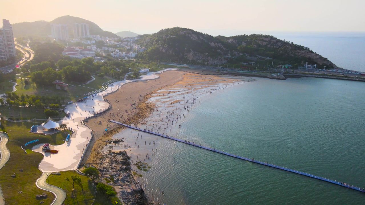 4K航拍连云港城市地标在海一方海滨沙滩