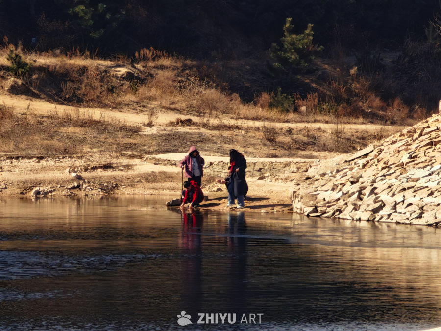 冬日河畔垂钓图