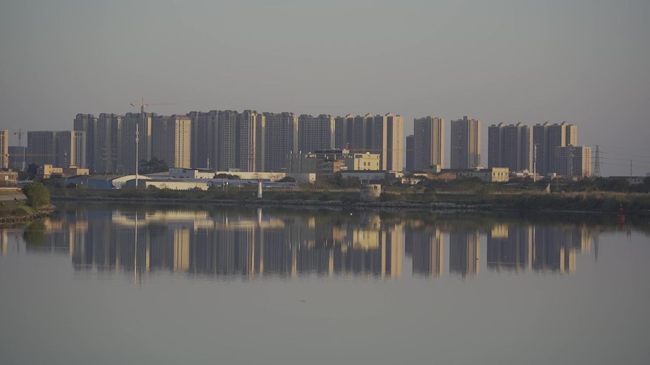 黄昏时刻城市湖面倒影