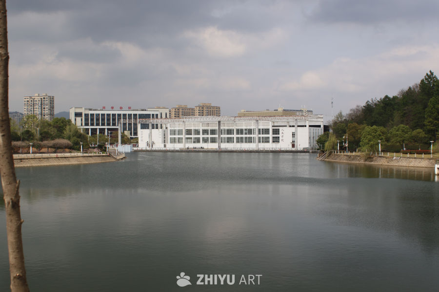 湖畔静谧的现代都市