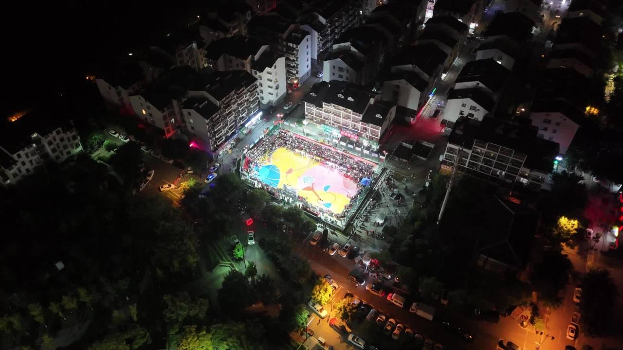 夜间篮球场航拍