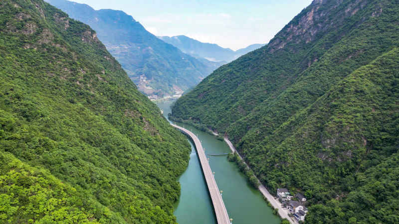 航拍中国最美水上公路湖北新山
