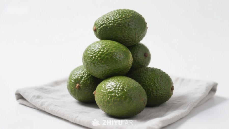 新鲜牛油果堆叠在白色布上