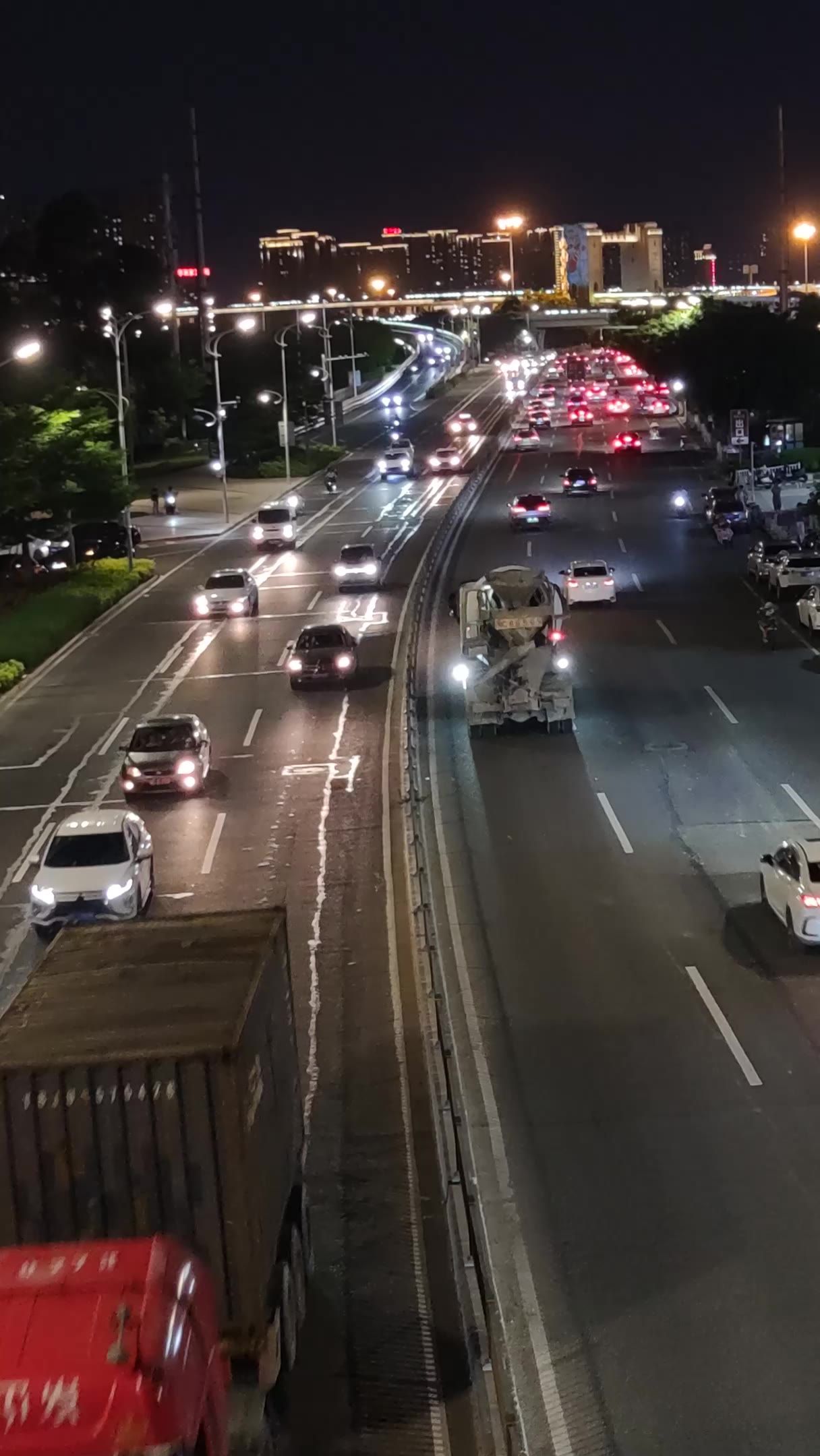 城市交通夜景车辆行驶实拍