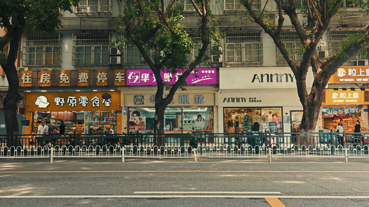 4K路过的公交车和电动车(青橙)