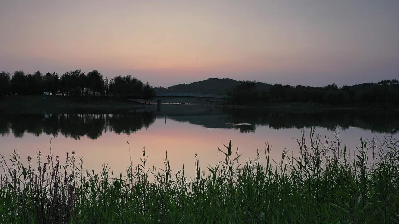 日落湖畔的宁静时光