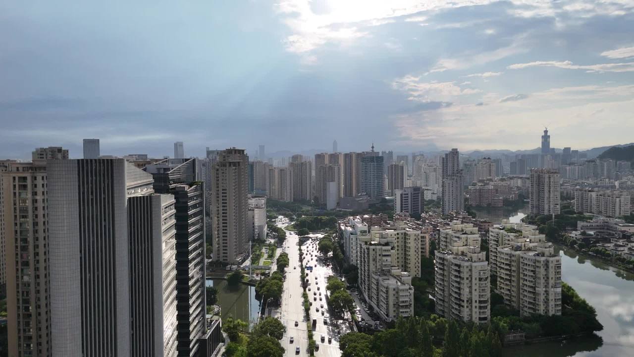 都市全景：高楼林立与河流交织