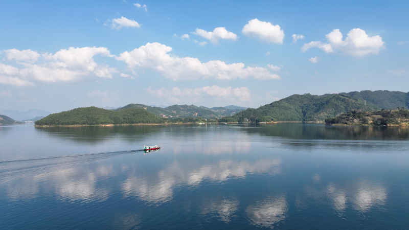 宁静湖泊与远山倒影