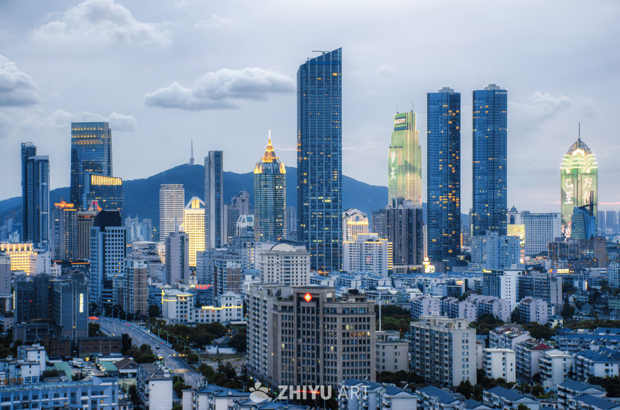 黄昏时的城市天际线