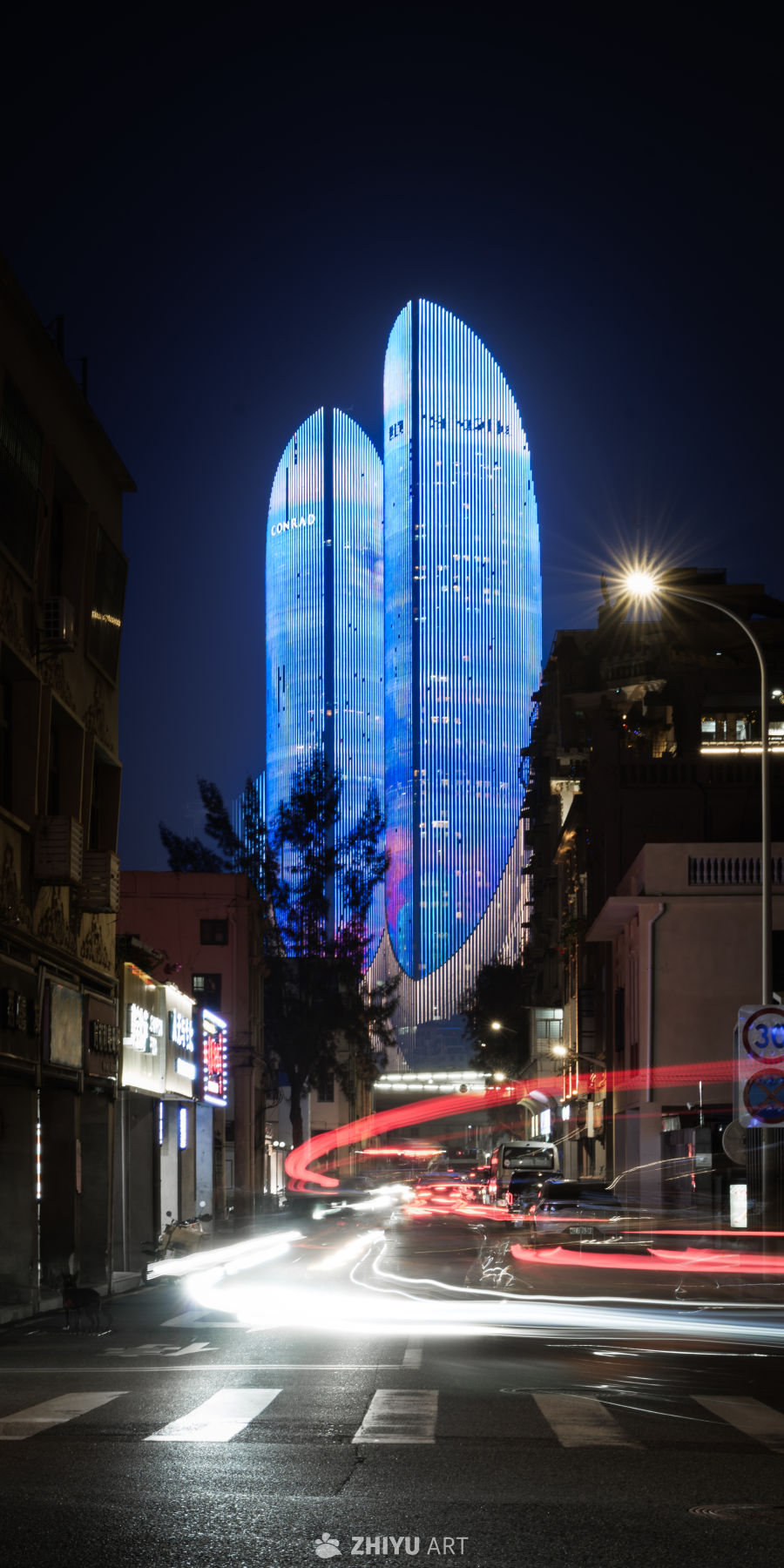 夜幕下的蓝色摩天大楼