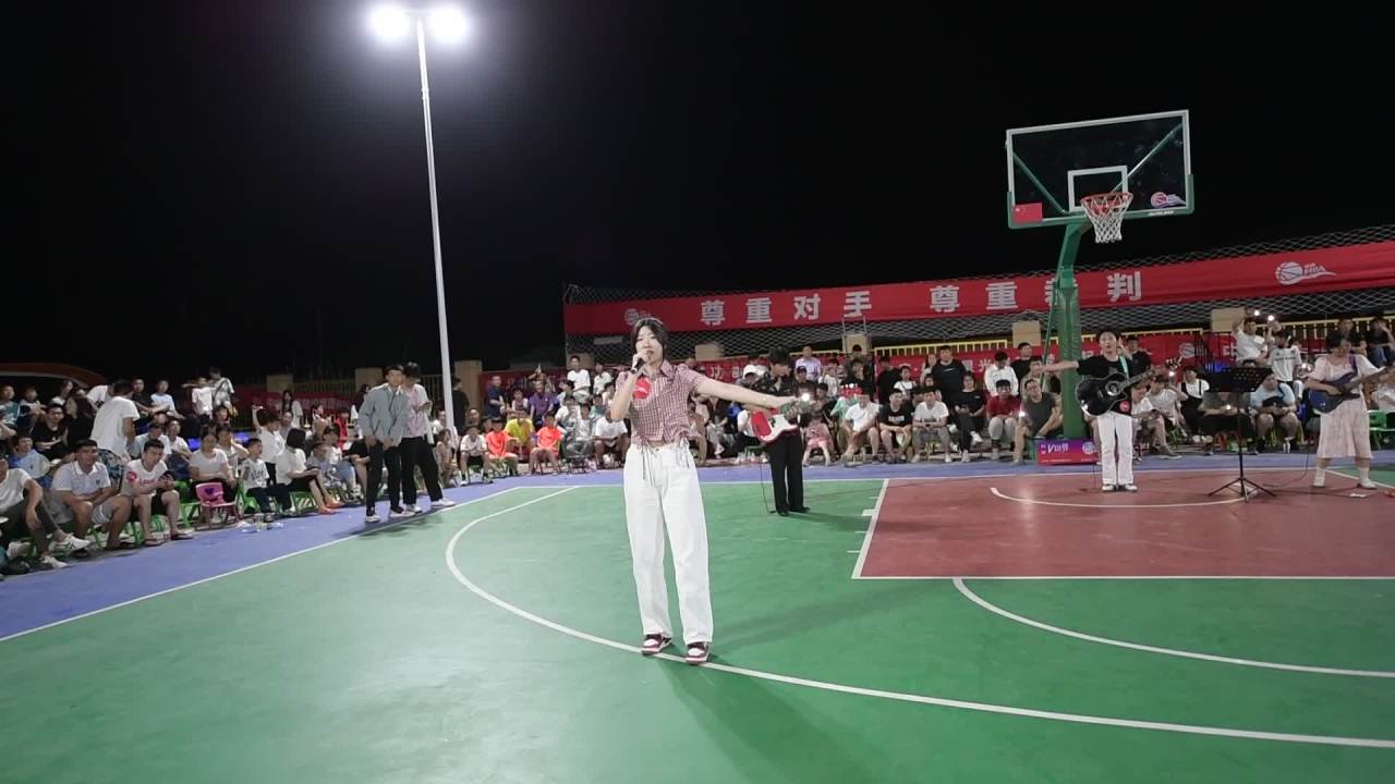夜幕下的篮球场音乐会