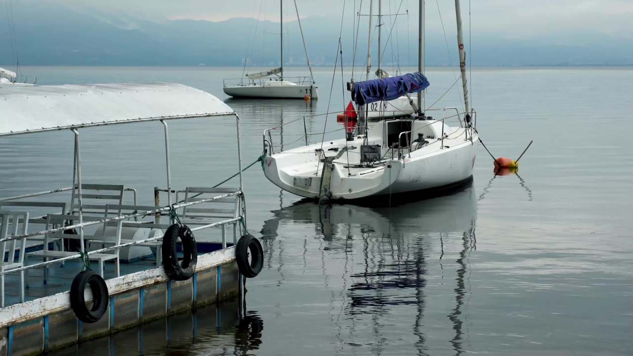 静谧的湖畔晨景