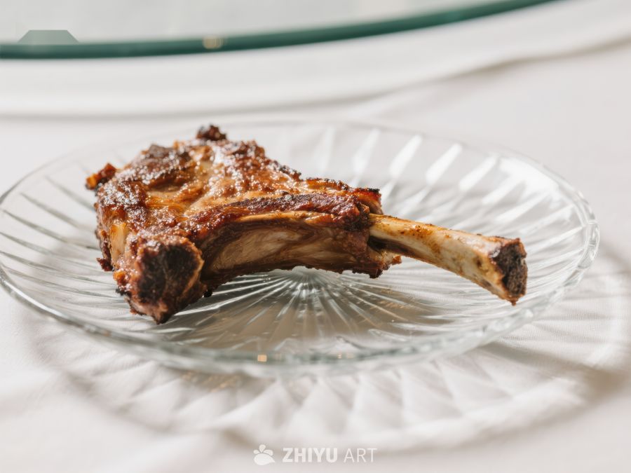 烤羊排置于透明玻璃盘中