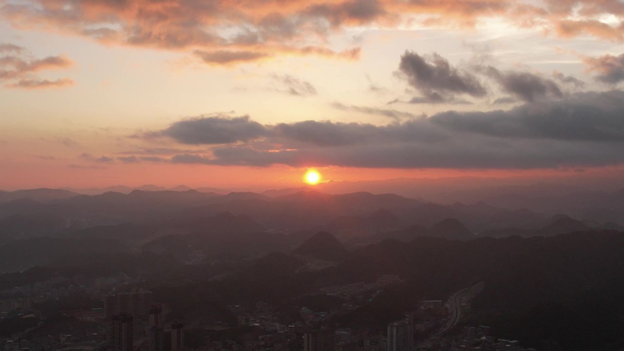 大山城市清晨日出贵州凯里日出航拍