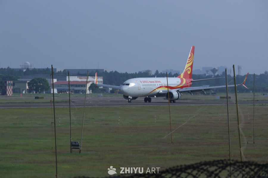 海南航空飞机准备起飞