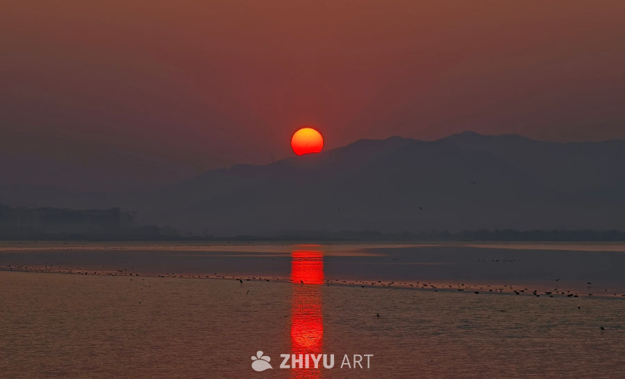 湖畔日落静谧景