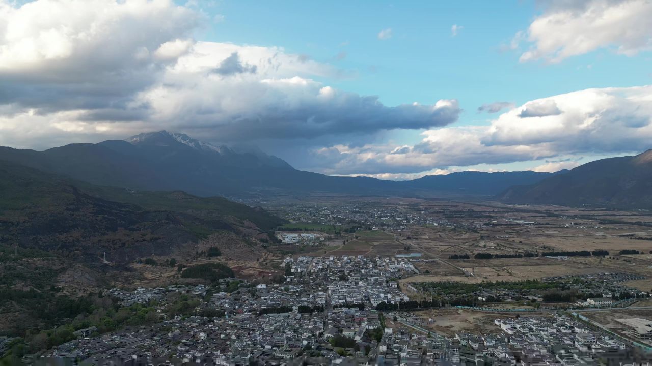 航拍云南丽江束河古镇4A景区
