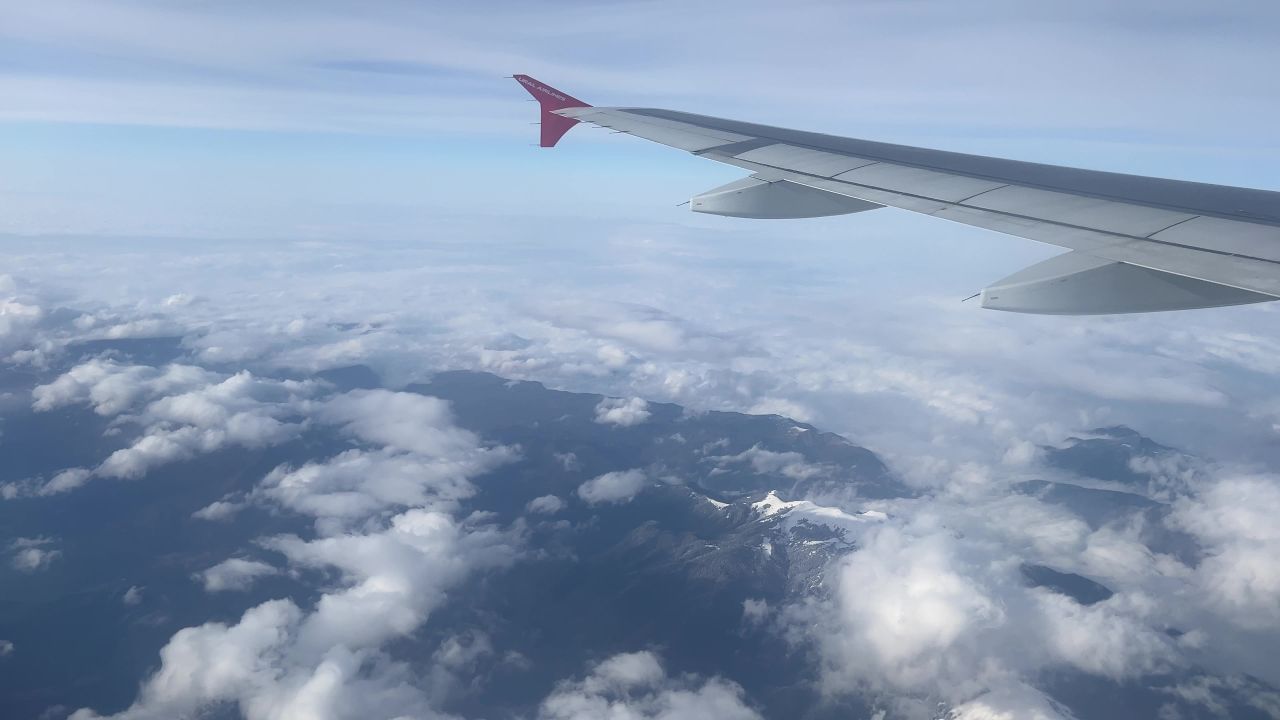飞机拍摄窗外的山脉