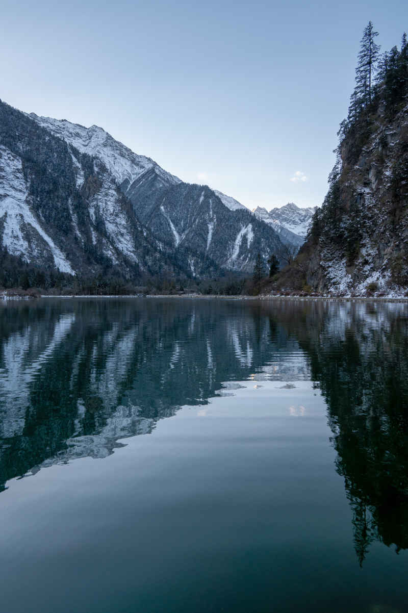 雪山倒影