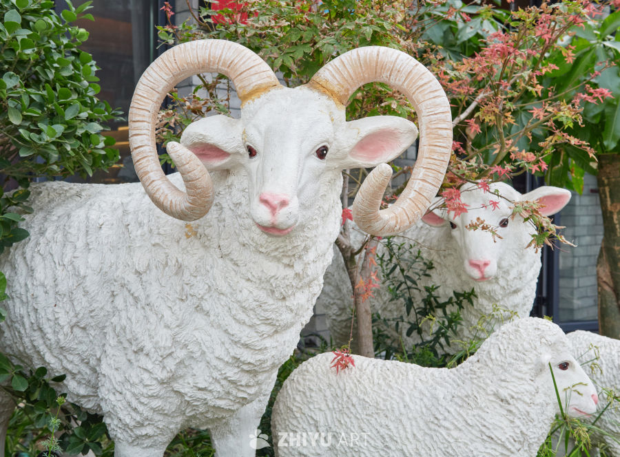 庭院白色羊雕塑群特写
