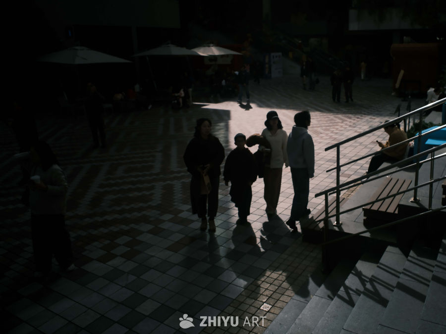 都市黄昏的光影漫步