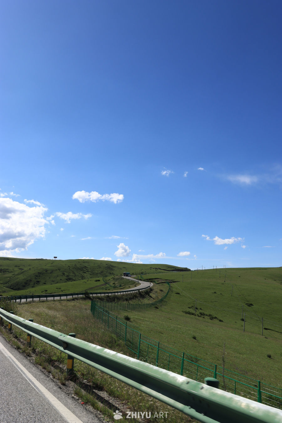 草原上的蜿蜒公路