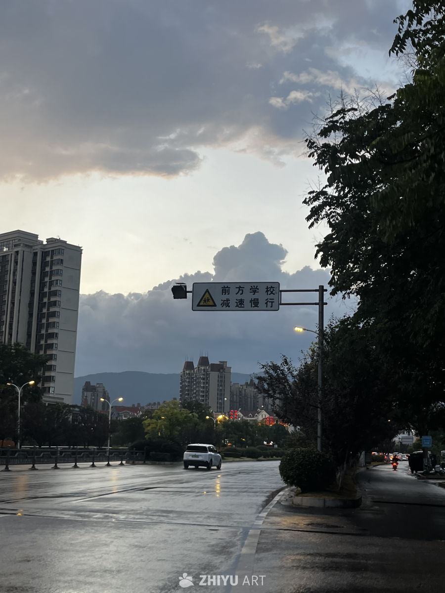 傍晚雨后学校路段