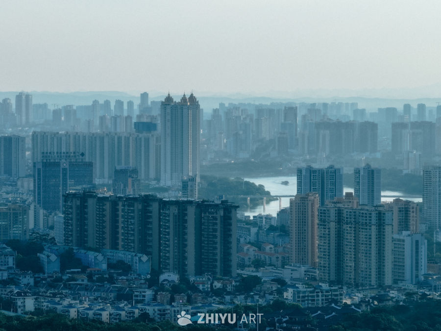 雾霾中的都市景观