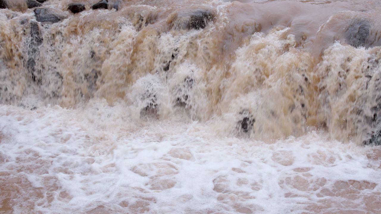 雨季湍急的河水