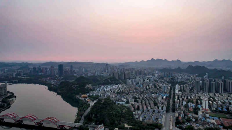 广西柳州城市清晨迷雾