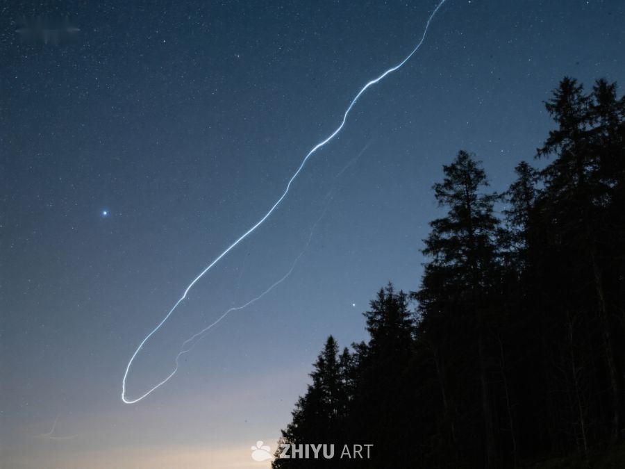 夜空中的光轨与森林剪影 456