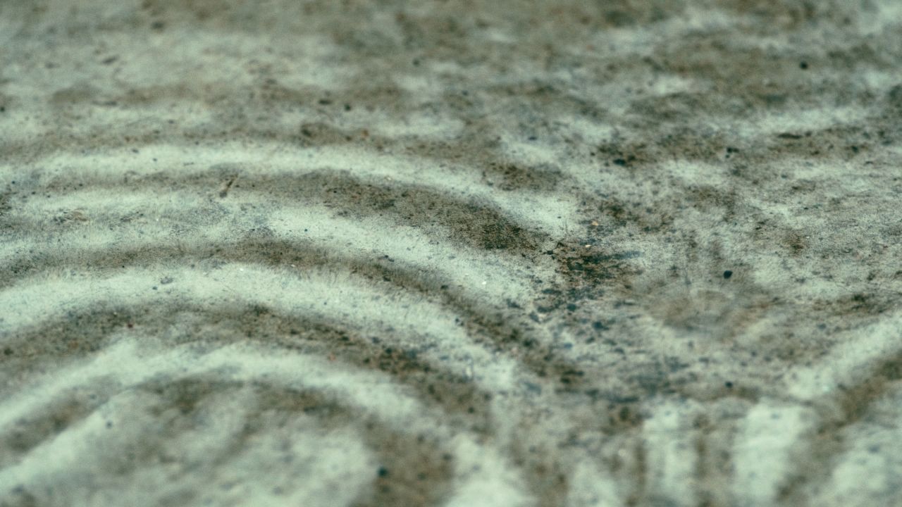 下雨水滴在水泥地上4K实拍
