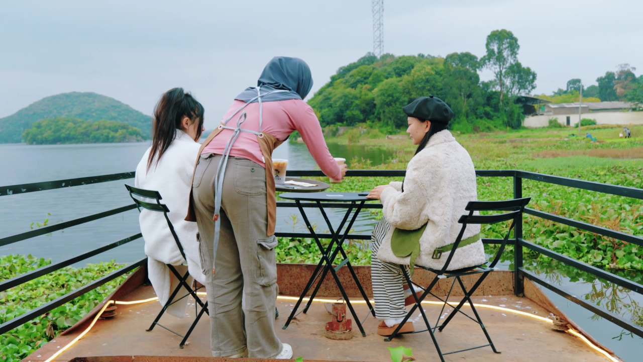 湖边三人闲聊时光