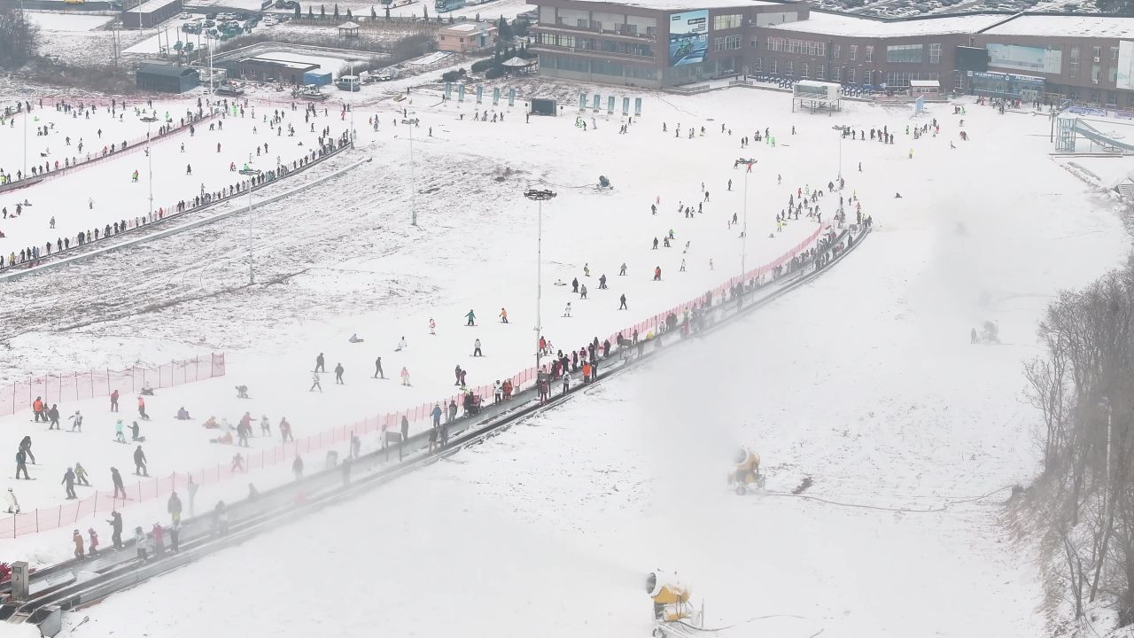 滑雪场传送带人群