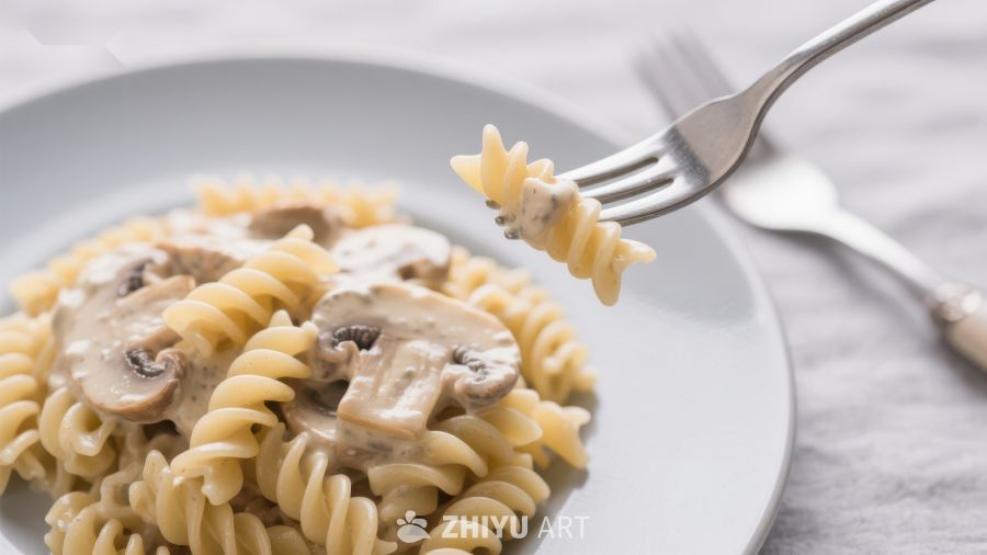 奶油蘑菇意面，叉子挑起螺旋面